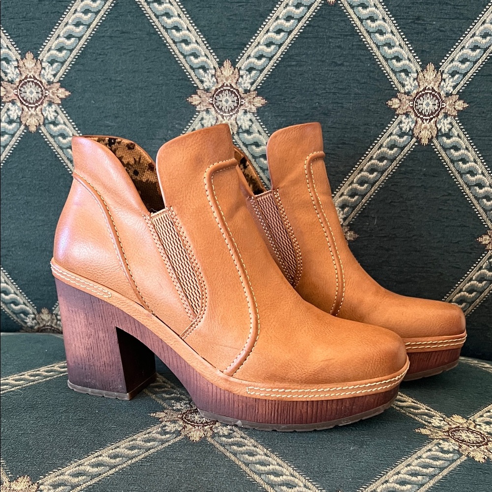 EUC Korks Robin Women's Ankle Platform Booties Tan